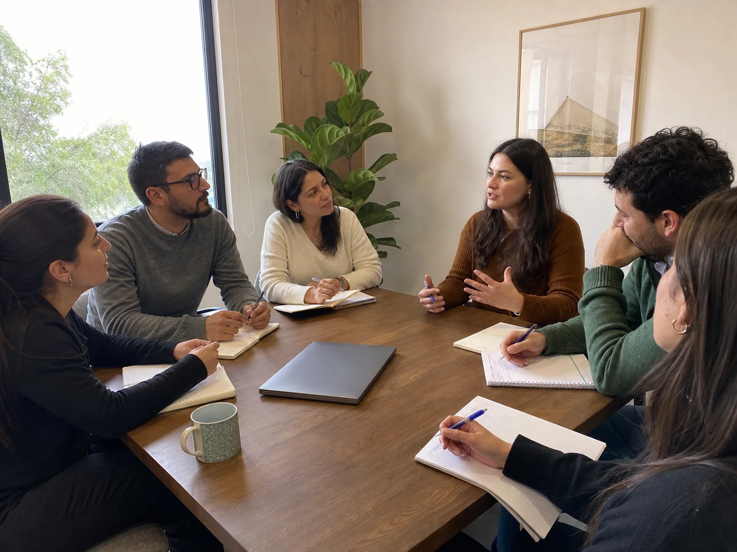 Grupo ficticio de psicólogos participando en una reunión de coordinación y supervisión clínica