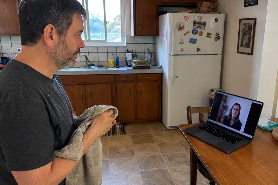 Una práctica de terapia online se realiza en la cocina del paciente con acompañamiento por videollamada.