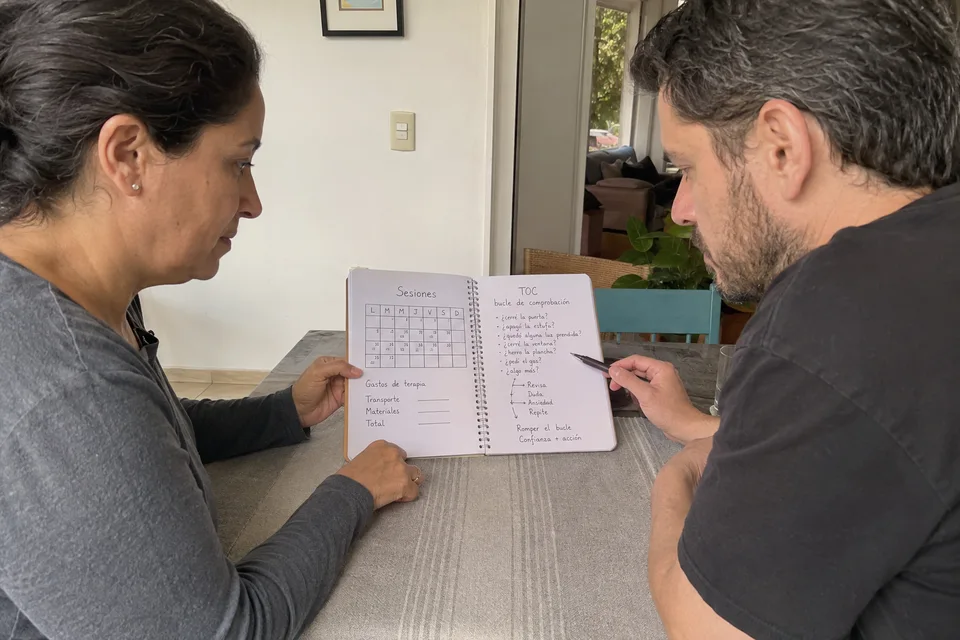 Dos familiares revisan un calendario y sus notas para organizar la atención del TOC.