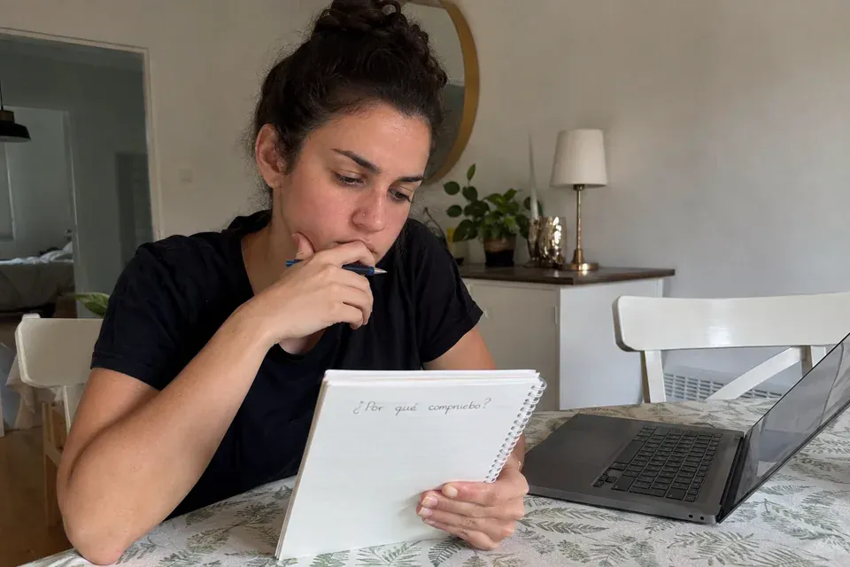 Una mujer prepara preguntas sobre sus comprobaciones antes de una consulta.