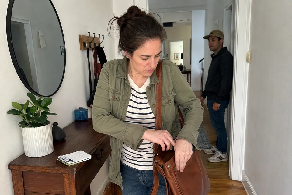 Una mujer continúa una salida cotidiana mientras pone en práctica un acuerdo para reducir comprobaciones.