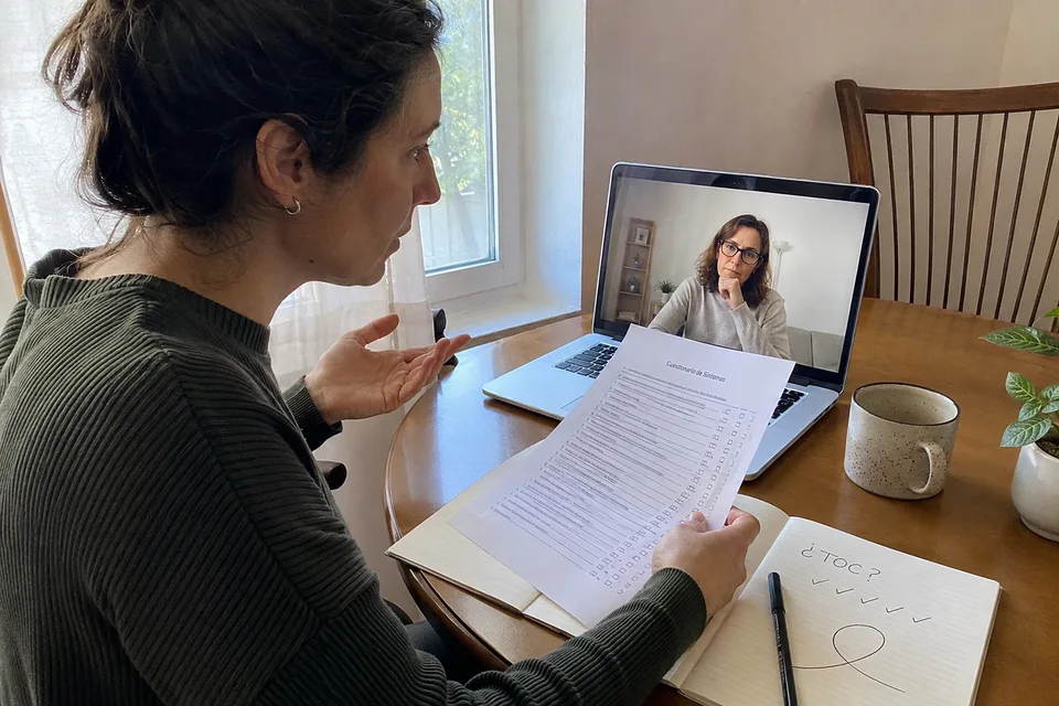 Una mujer conversa por videollamada con una profesional desde un espacio privado.