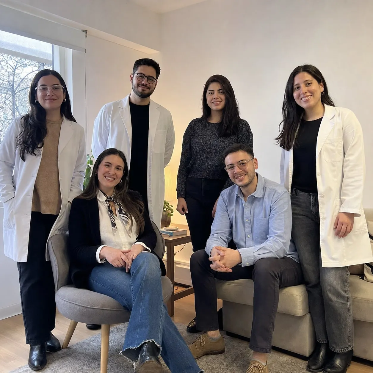 Equipo joven de profesionales de salud mental posa en un consultorio