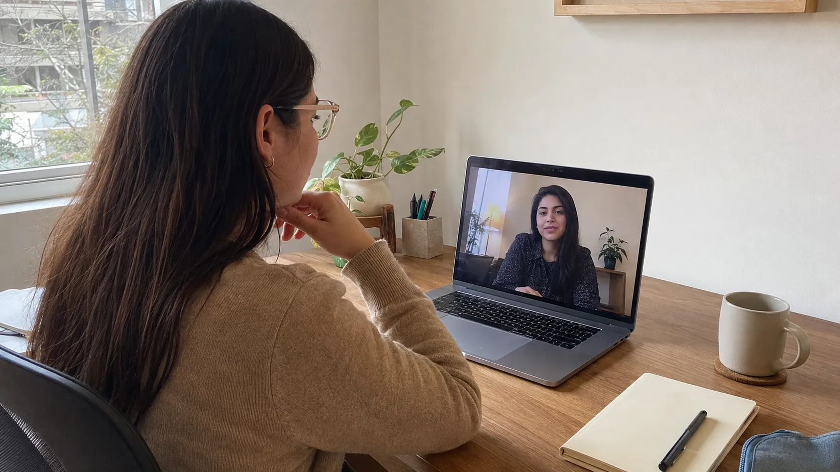 Paciente conversa por videollamada con su psicóloga desde un espacio privado