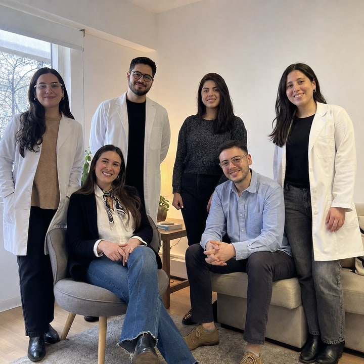 Equipo joven de profesionales de salud mental posa en un consultorio